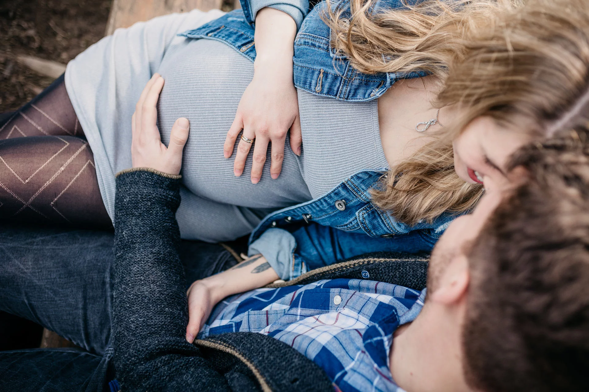 Babybauch Fotografin Schongau – Mama mit Babybauch in der Natur