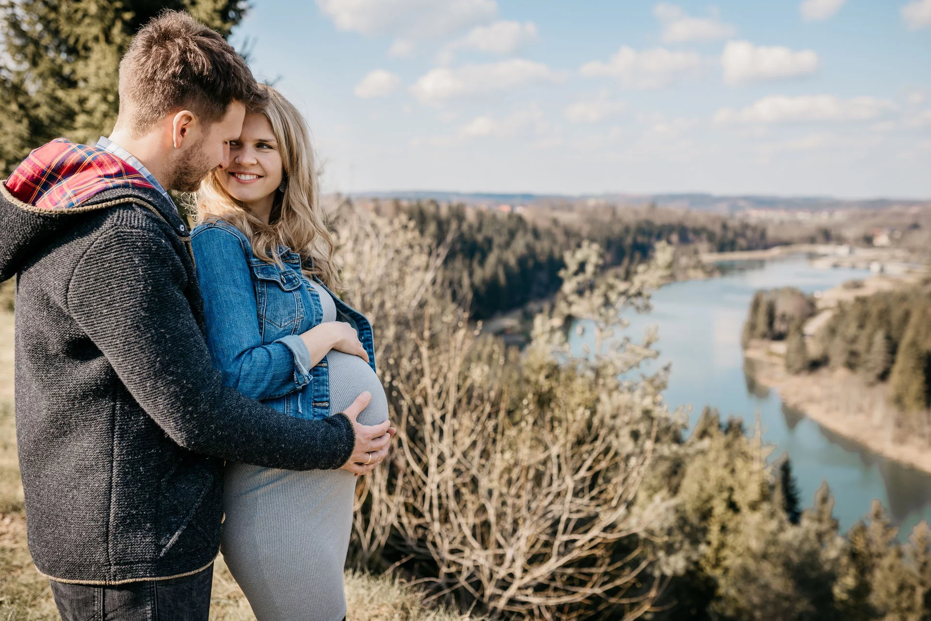 Schwangerschaftsfotografie Bayern – werdende Eltern beim Outdoor Shooting