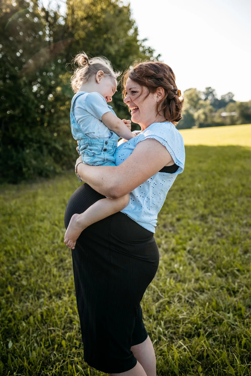 Babybauch Shooting outdoor Bayern – natürliche Familienmomente
