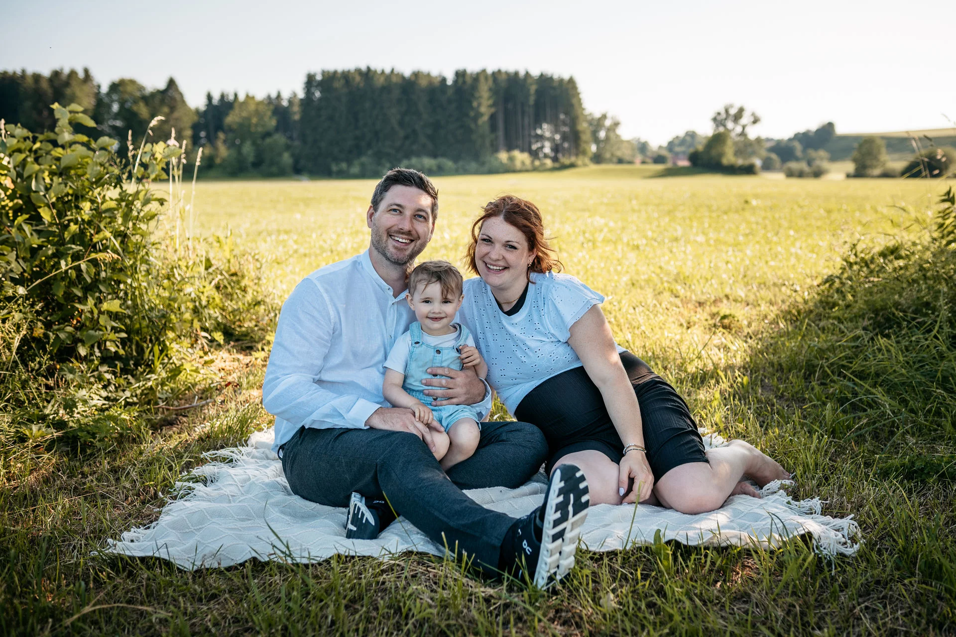 Babybauch Fotoshooting Weilheim-Schongau – Paar freut sich auf ihr Baby