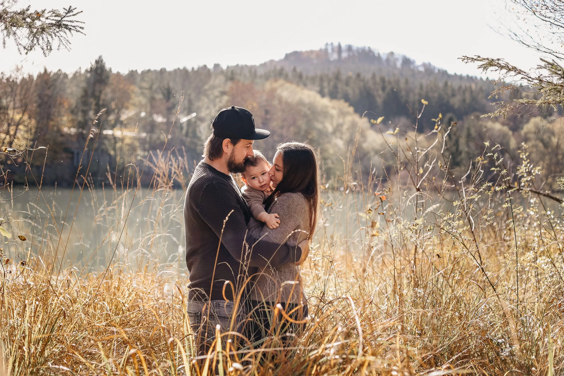 Familienfotografie Weilheim – Eltern und Kinder beim Spielen in der Natur