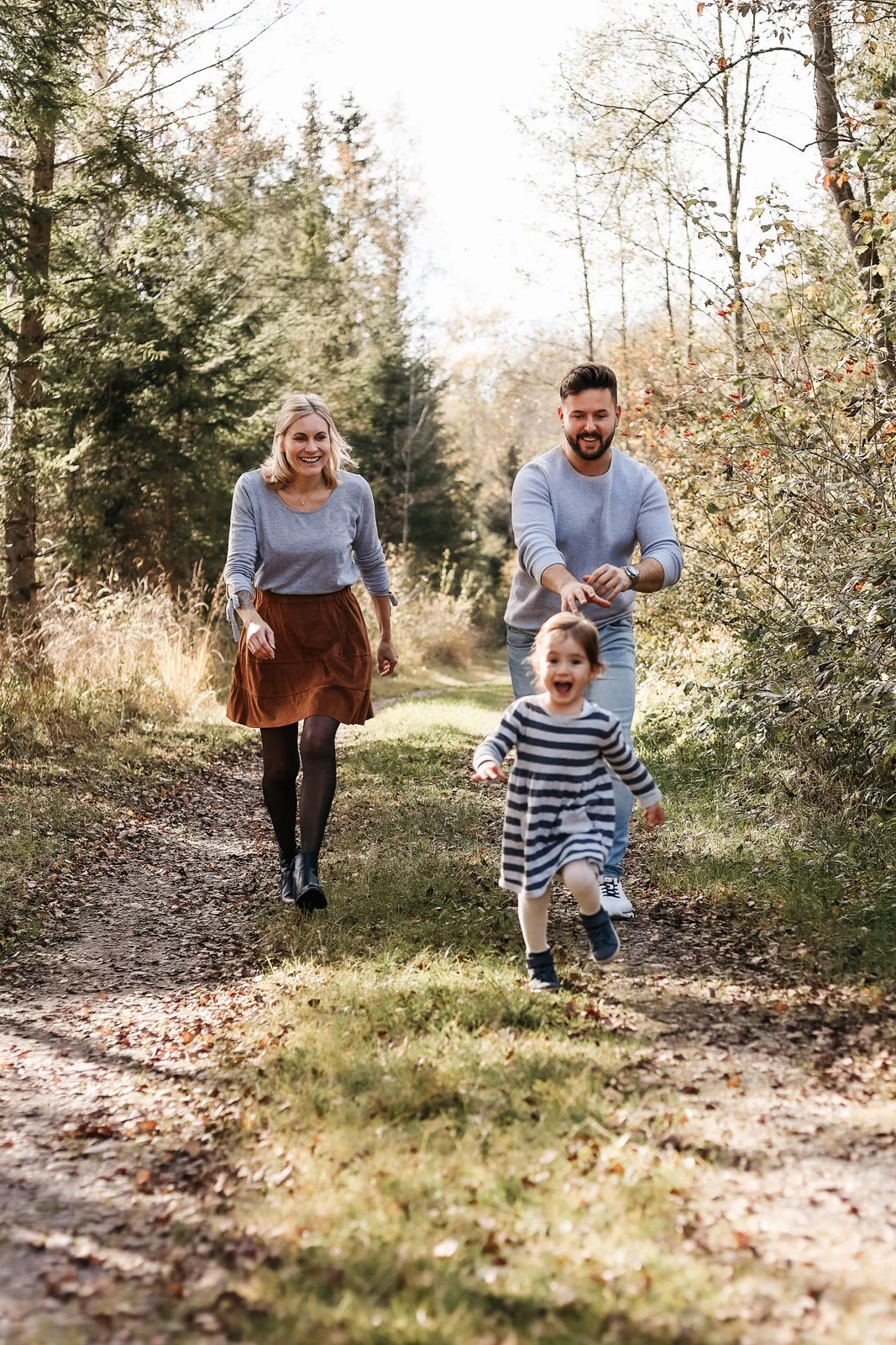Familienfotografin Oberbayern – liebevoller Moment zwischen Eltern und Kind