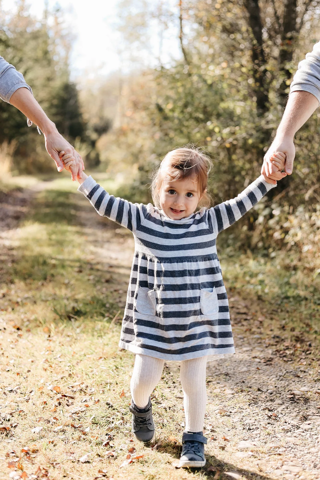 Kinderfotos Bayern – Kind erkundet neugierig die Natur beim Shooting