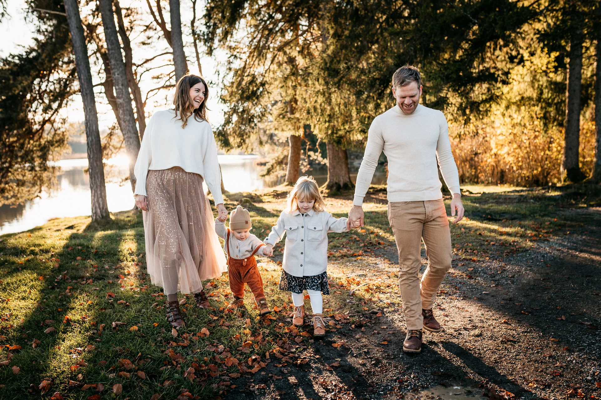 Familienfotos Weilheim – Papa trägt Kind auf den Schultern beim Shooting