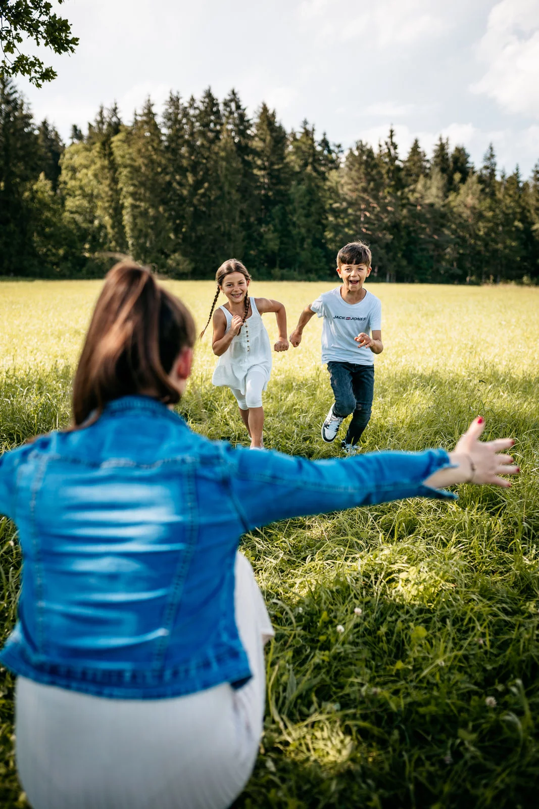 Kindershooting Schongau – lachendes Kind im Sonnenlicht