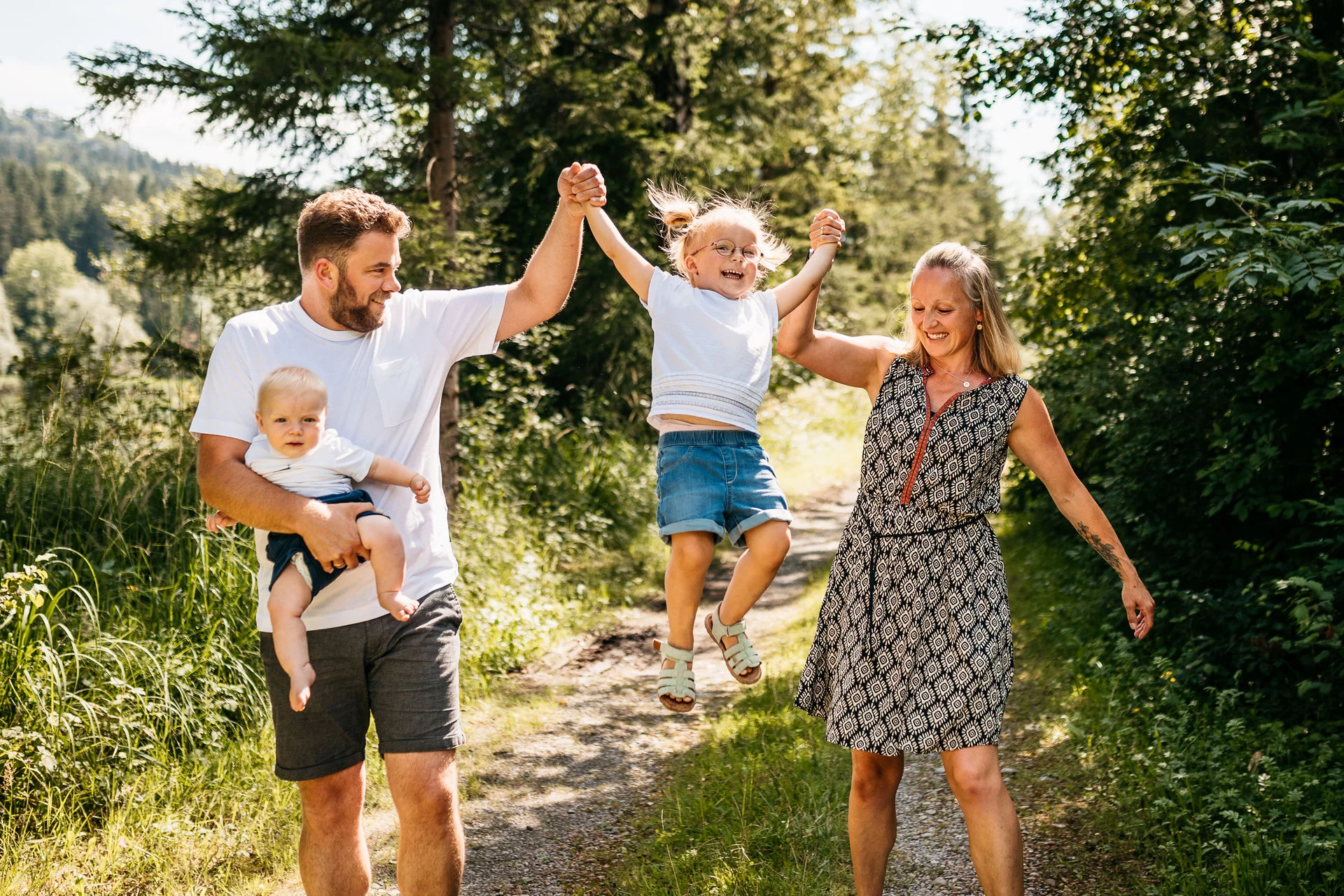 Familienfotos Landsberg – Kinder rennen durch die Natur beim Outdoor Shooting