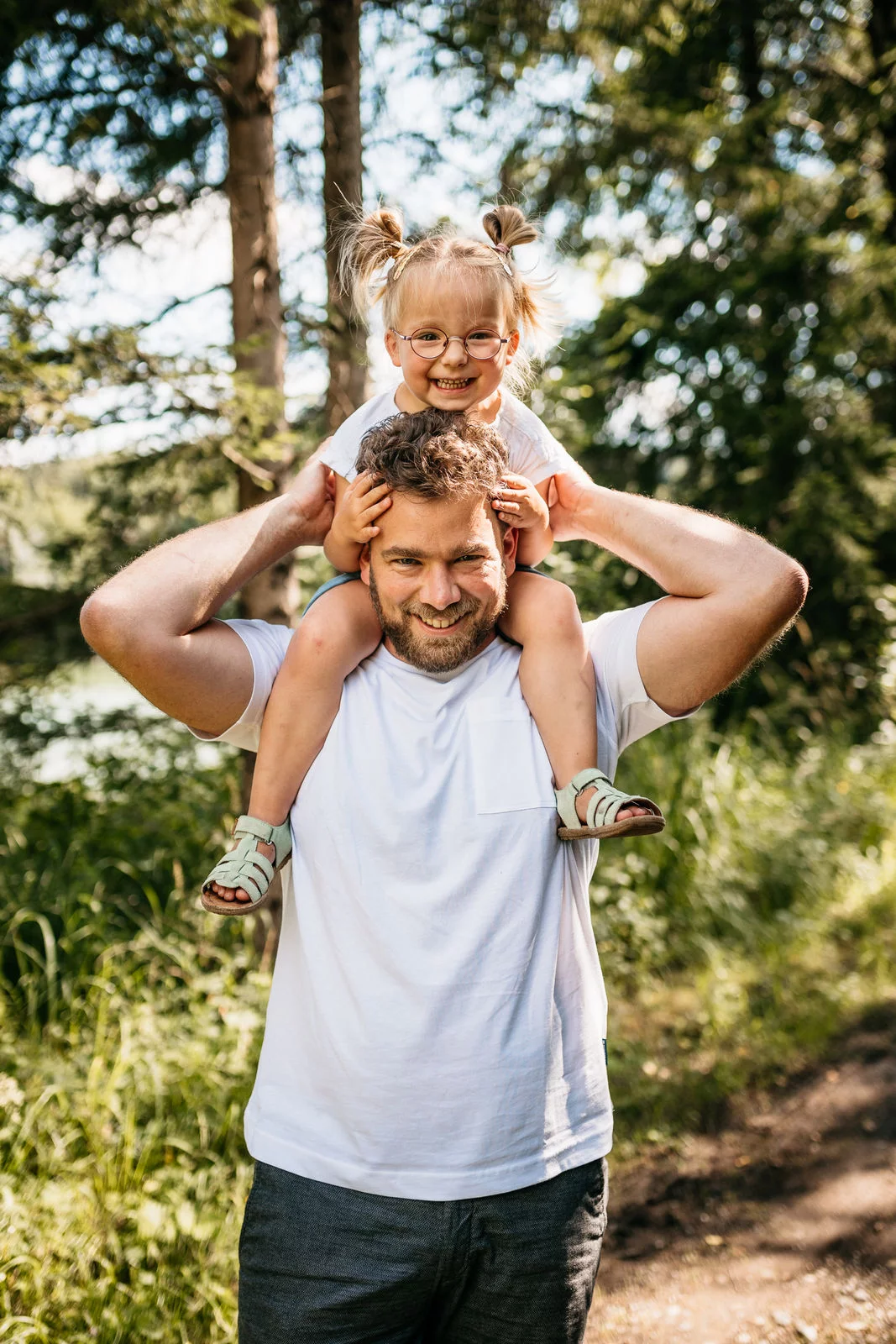 Kinderfotografie Weilheim – Kind entdeckt Natur beim Fotoshooting