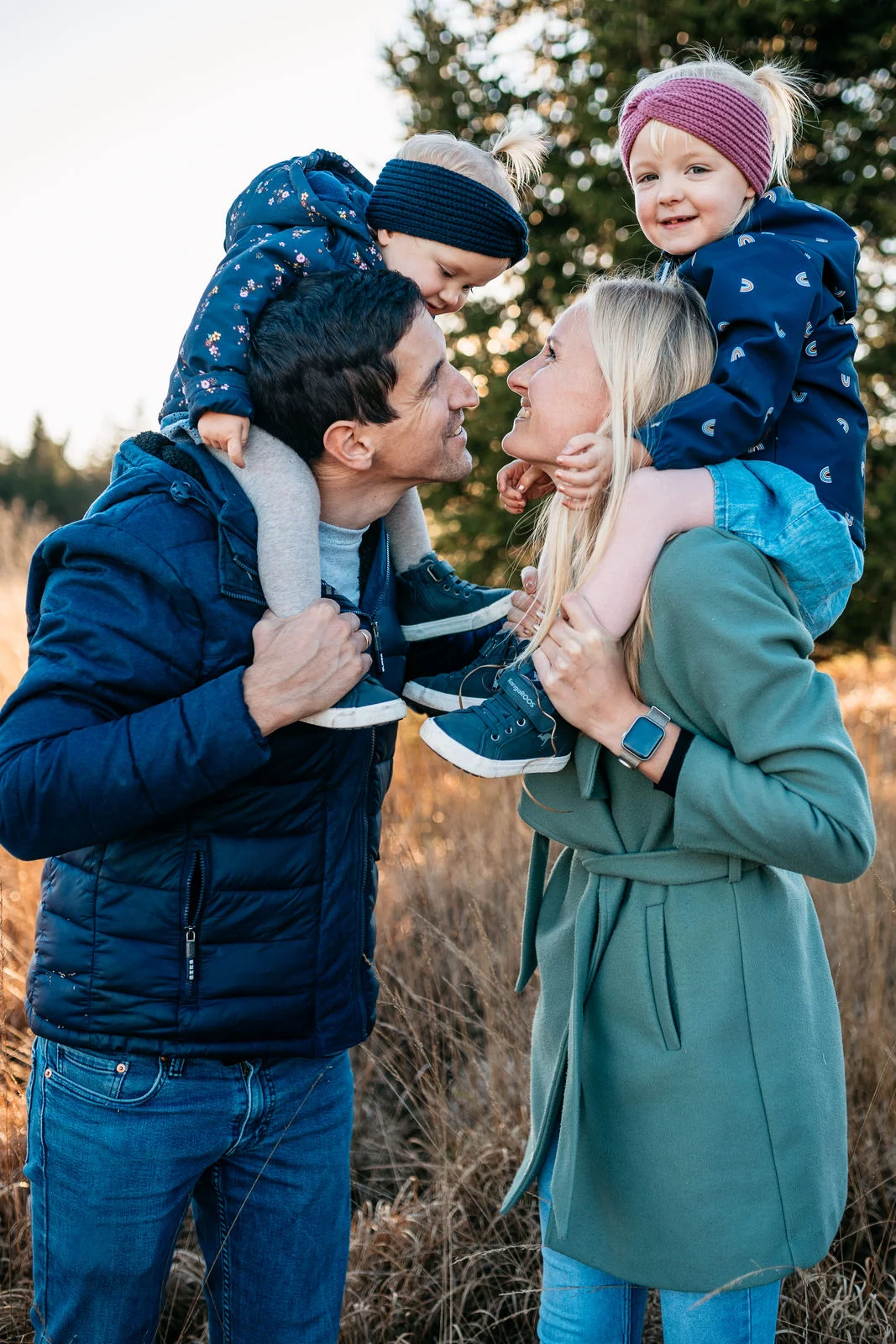 Familienfotos Bayern – liebevoller Kuss zwischen Eltern beim Shooting