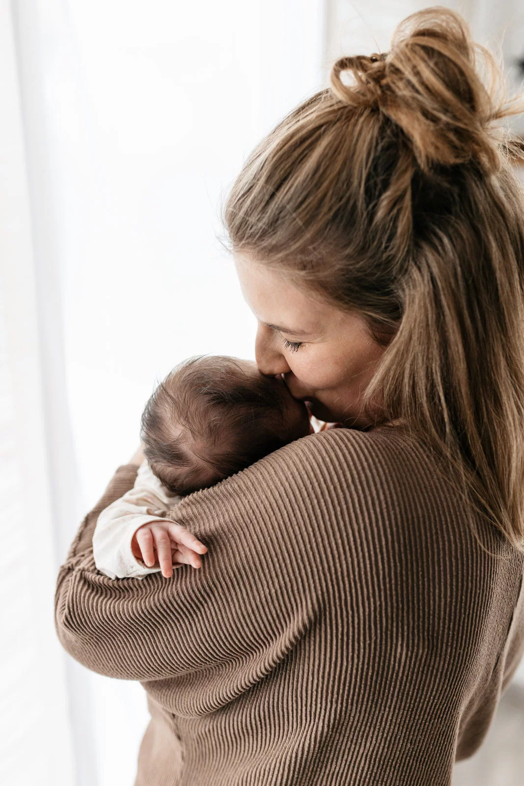 Newborn Fotografie Bayern – schlafendes Baby im warmen Licht