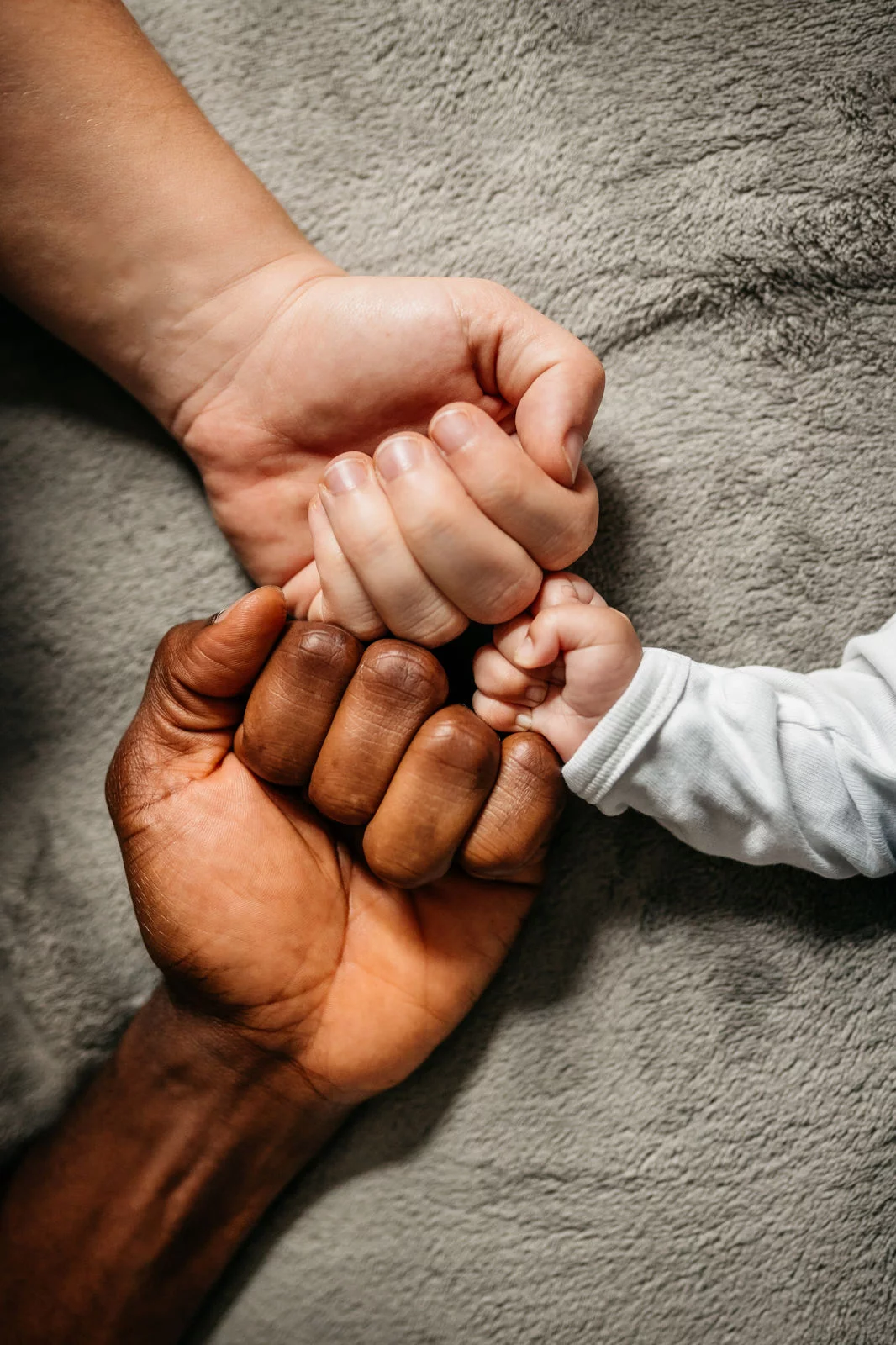 Baby Fotoshooting Weilheim-Schongau – Neugeborenes auf flauschiger Unterlage