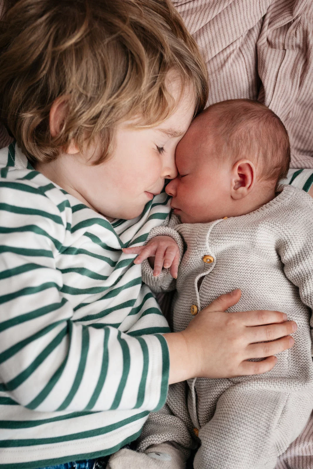 Newborn Shooting Oberbayern – Mama hält ihr Neugeborenes im Arm