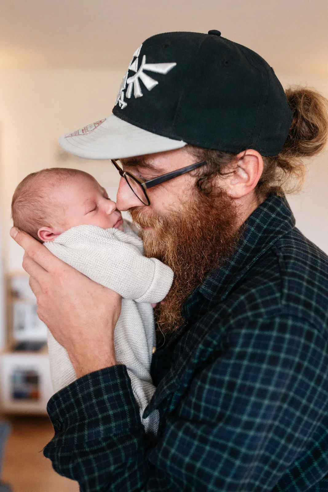 Neugeborenen Fotograf Schongau – Papa und Baby zarter Moment