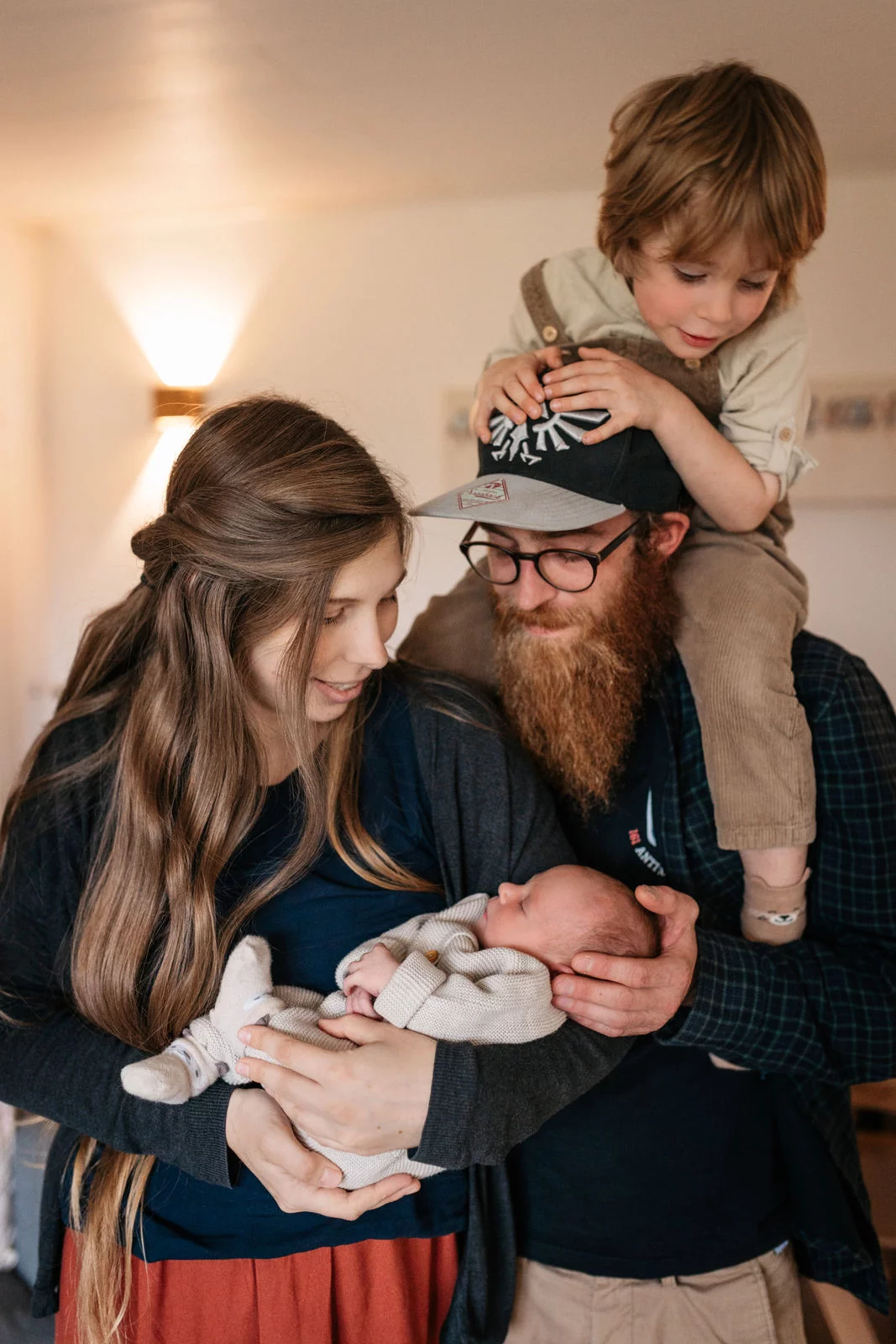 Neugeborenen Fotografie Schongau – liebevoller Familienmoment
