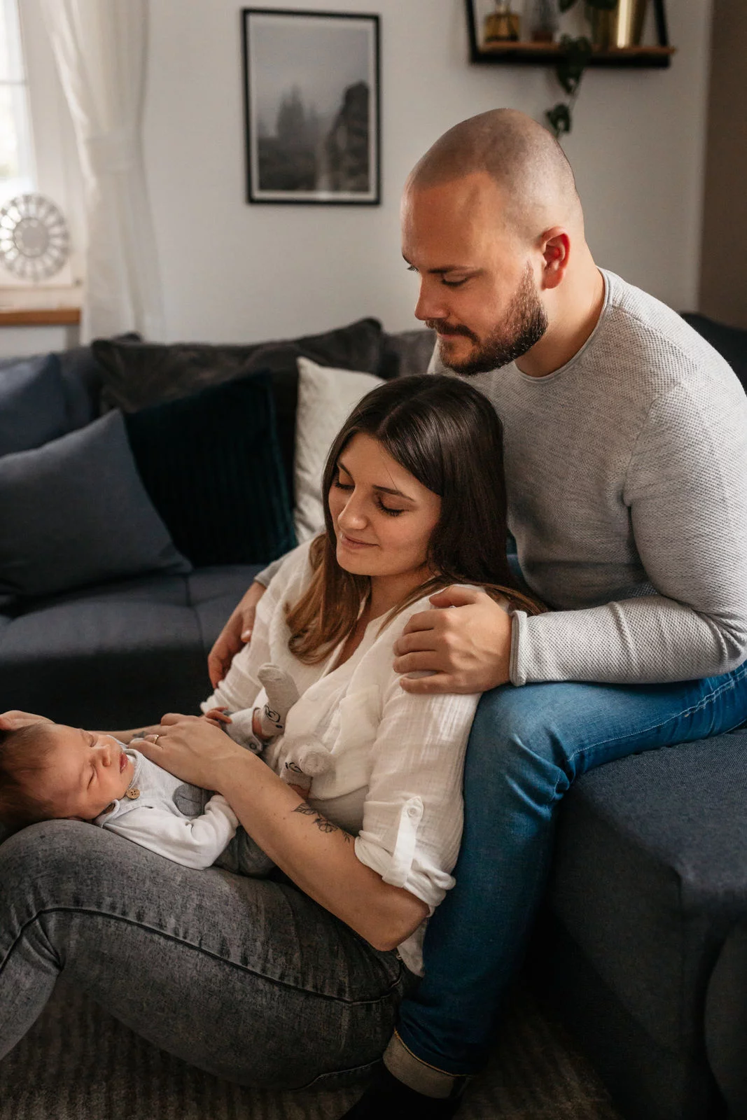 Baby Fotos Schongau – Neugeborenes schlummert tief und sicher