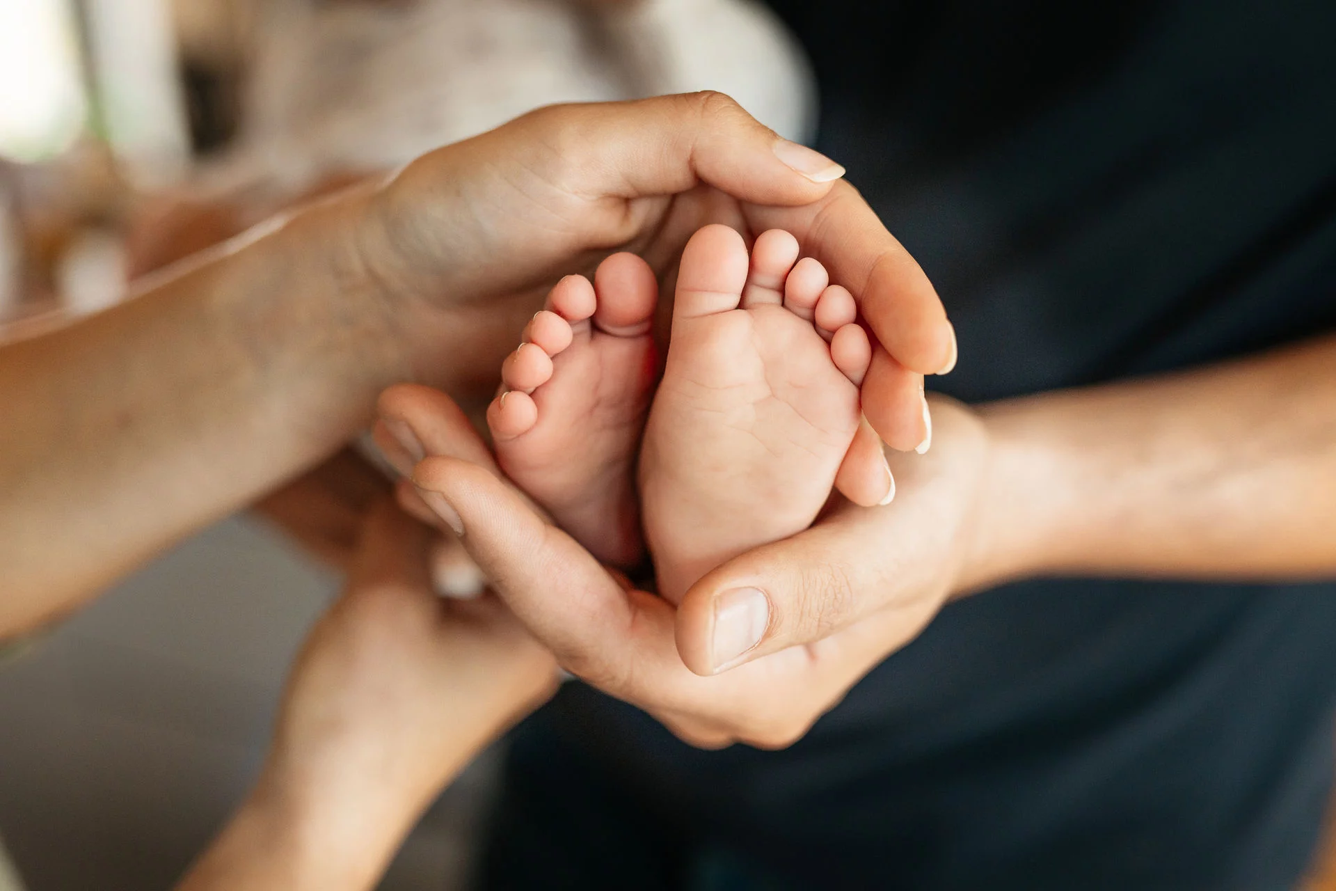 Newborn Fotoshooting Weilheim-Schongau – glückliche Familie mit Neugeborenem