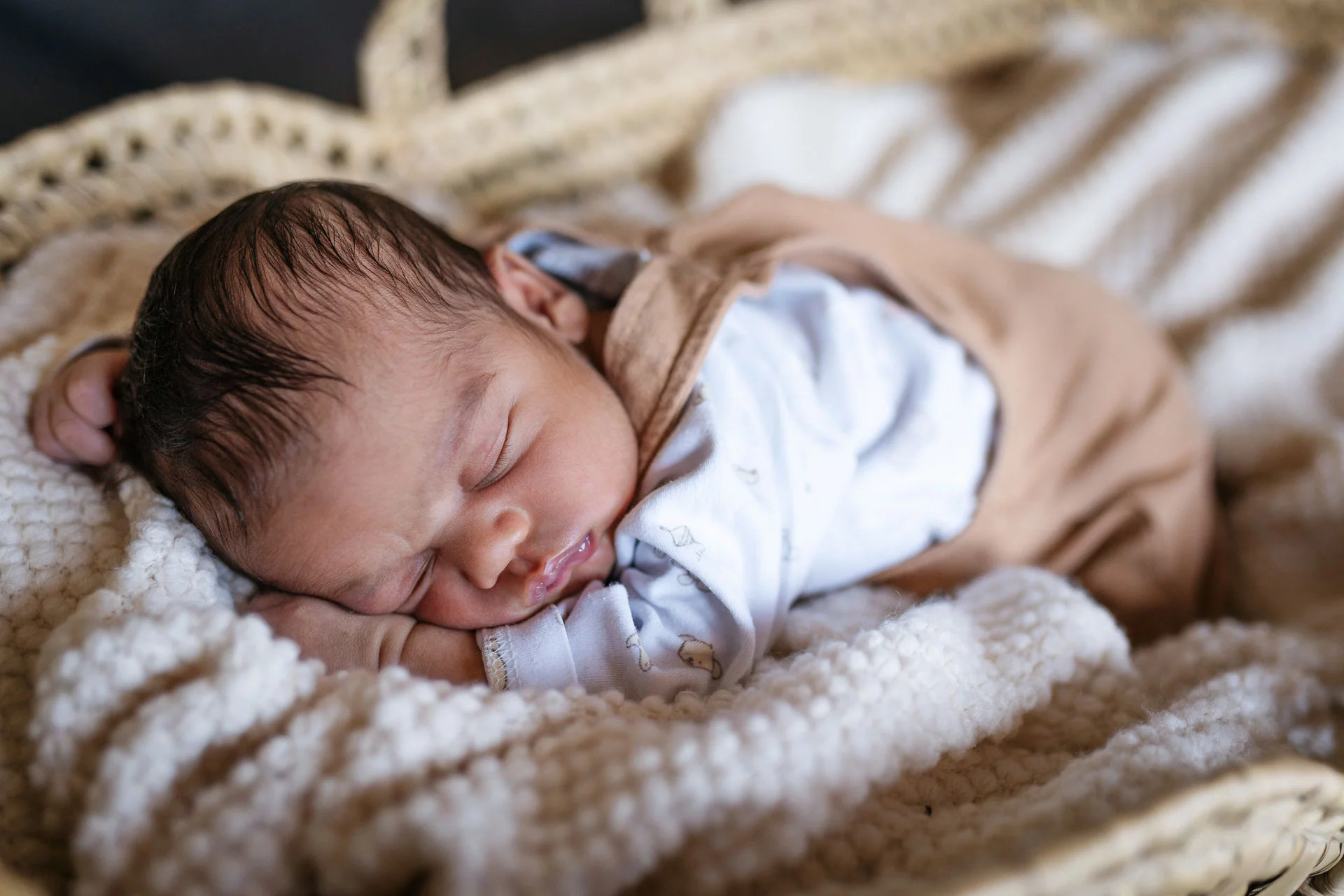 Newborn Fotos Bayern – Eltern mit Neugeborenem im ersten Zuhause