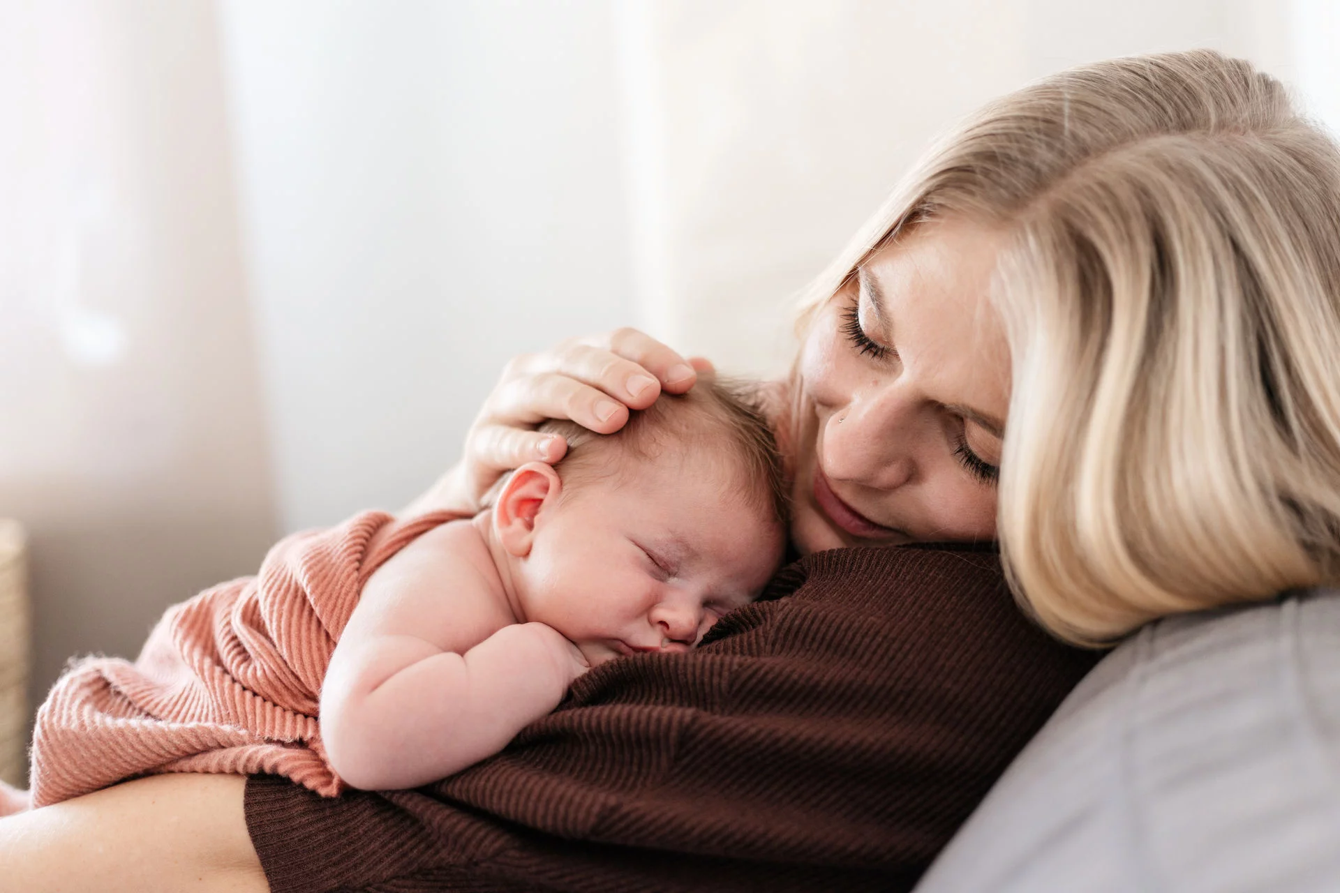 Baby Fotografie Weilheim – Neugeborenes mit kleiner Wollmütze