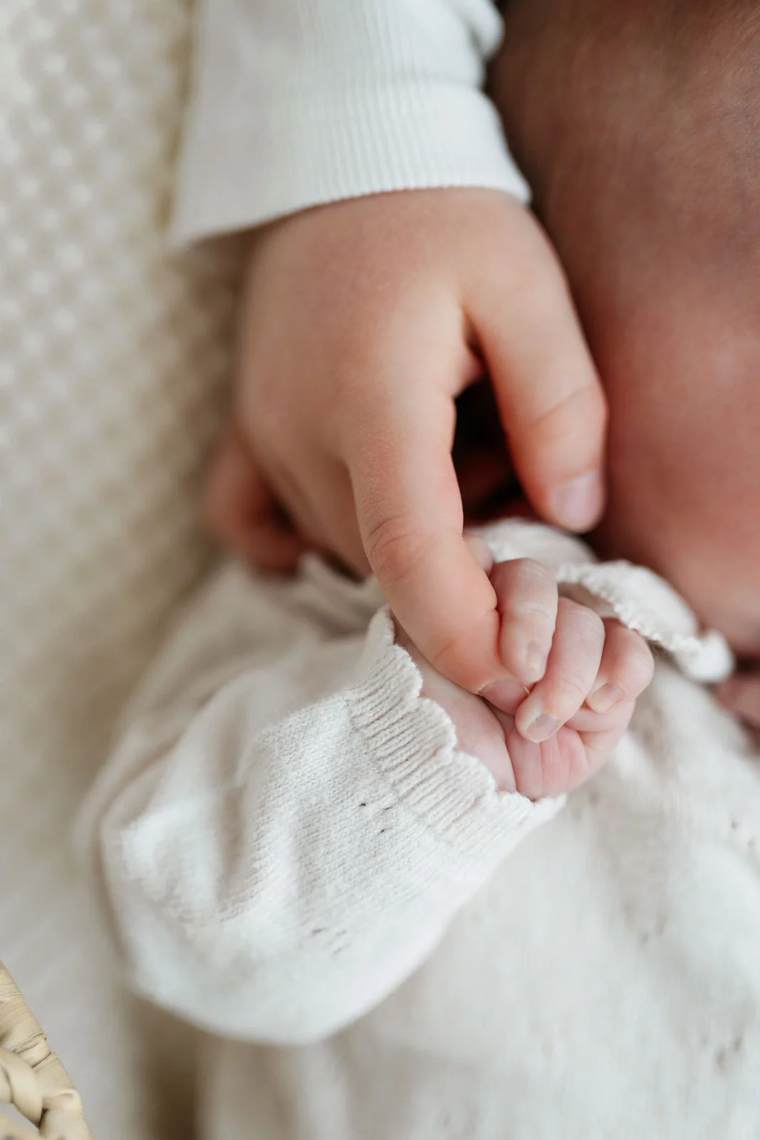 Newborn Fotos Schongau – Erinnerungen an die ersten zarten Wochen