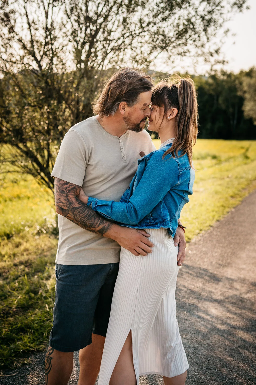 Paarshooting Landsberg am Lech – Paar lacht zusammen beim Fotoshooting